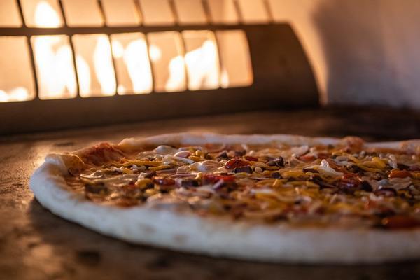 Jwessel Pizza in a fire burning oven